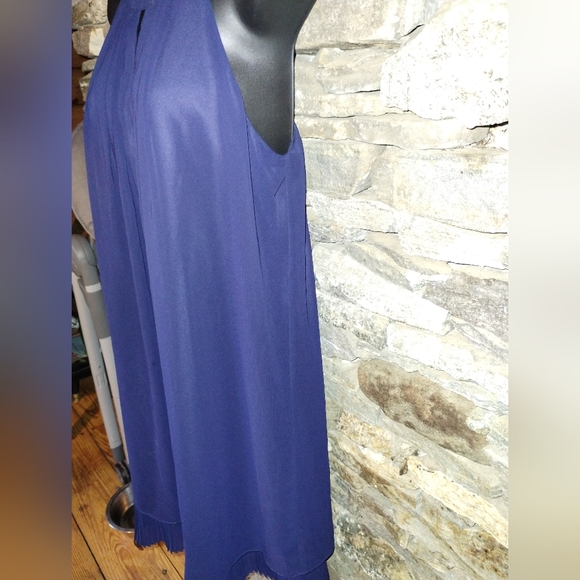 Vince Camuto navy lined halter dress with keyhole front and pleated hem - Picture 4 of 7